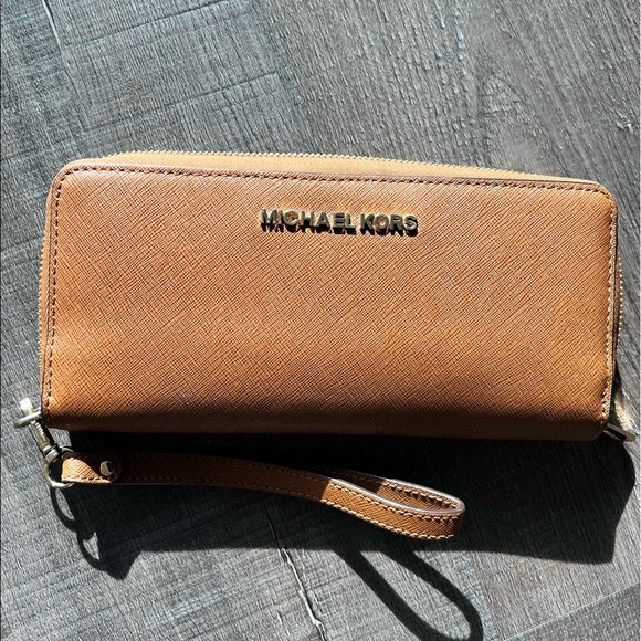 Michael Kors Handbags - Michael Kors Wristlet